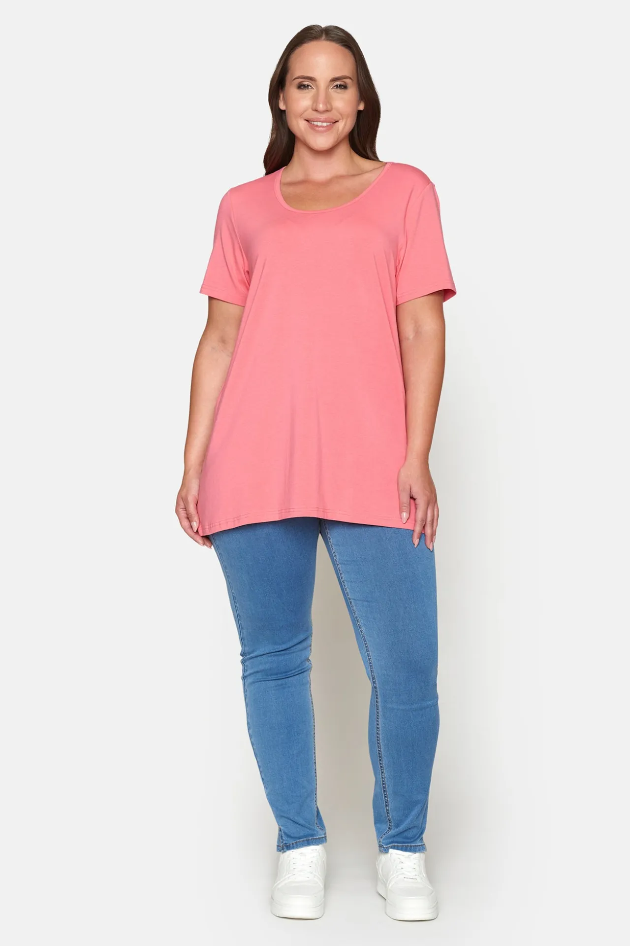basis_tshirt_i_afacon_med_2-10.webp Basis T-shirt I A-facon Med Korte ærmer - Sunkist Coral