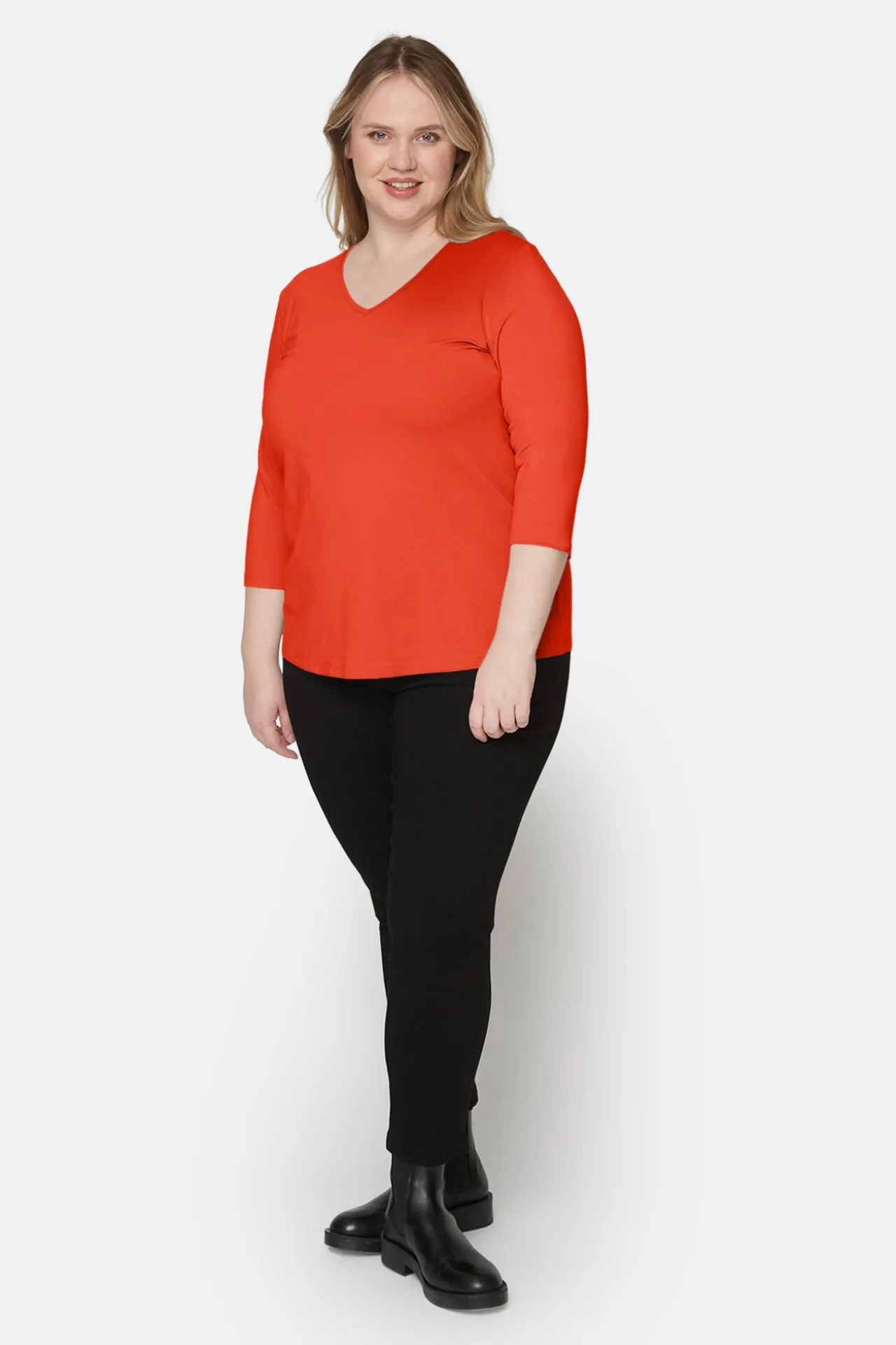 basis_tshirt_i_afacon_med_2-3.webp Basis T-shirt I A-facon Med 3/4 ærmer - Rød
