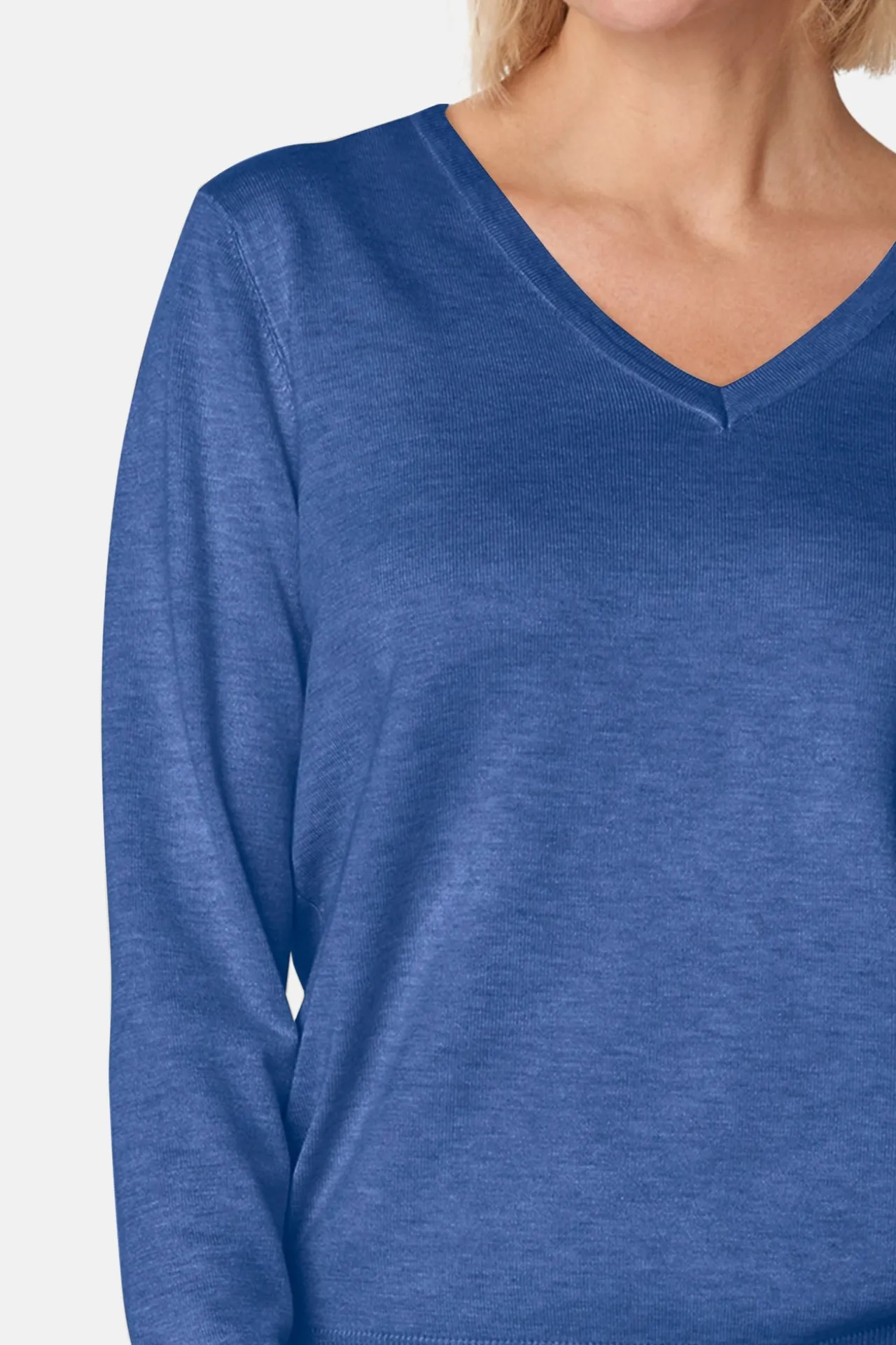 pullover_med_vhals__blue_1.webp Pullover Med V-hals - Blue