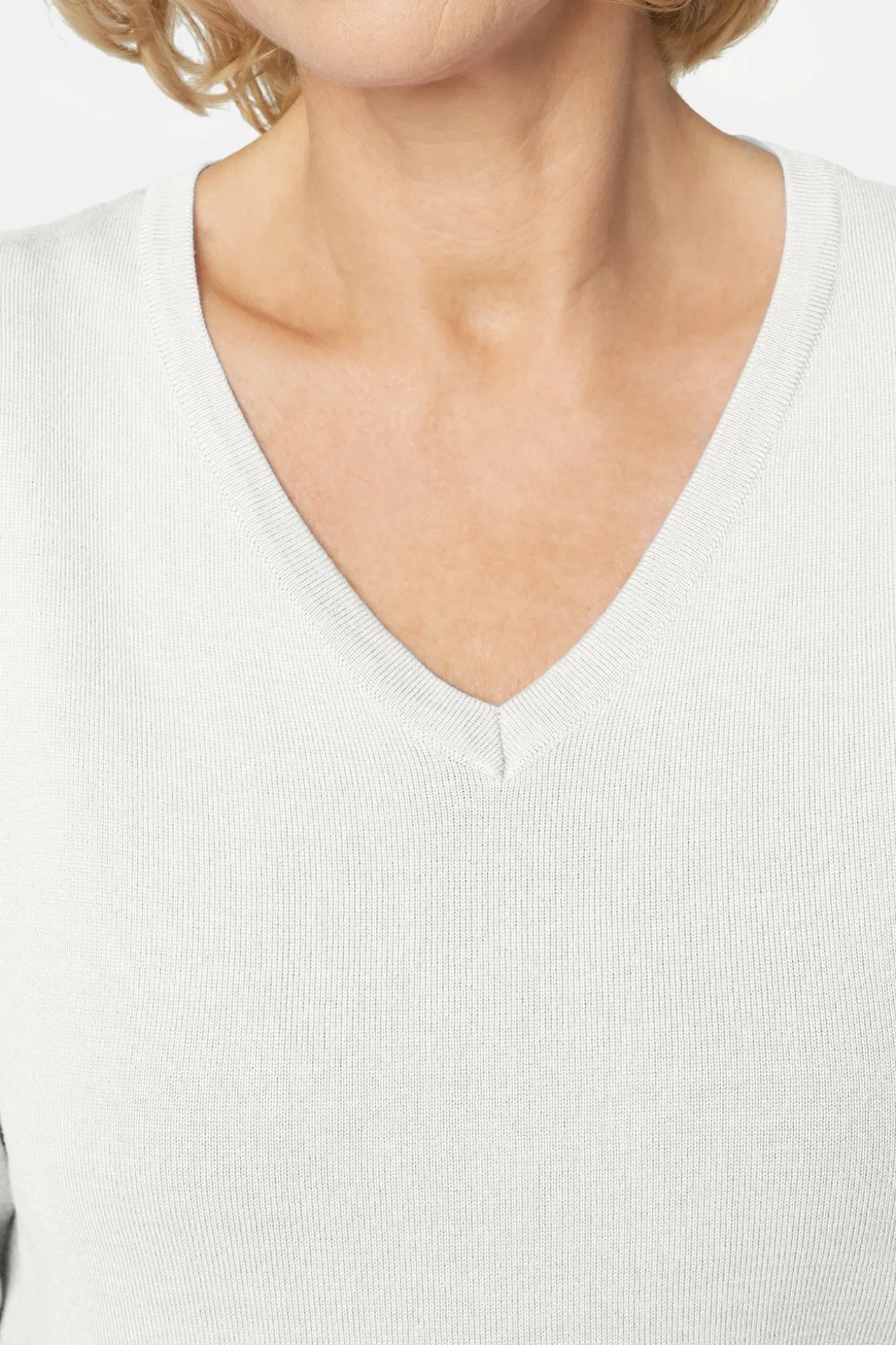 pullover_med_vhals__off_w_1.webp Pullover Med V-hals - Off White