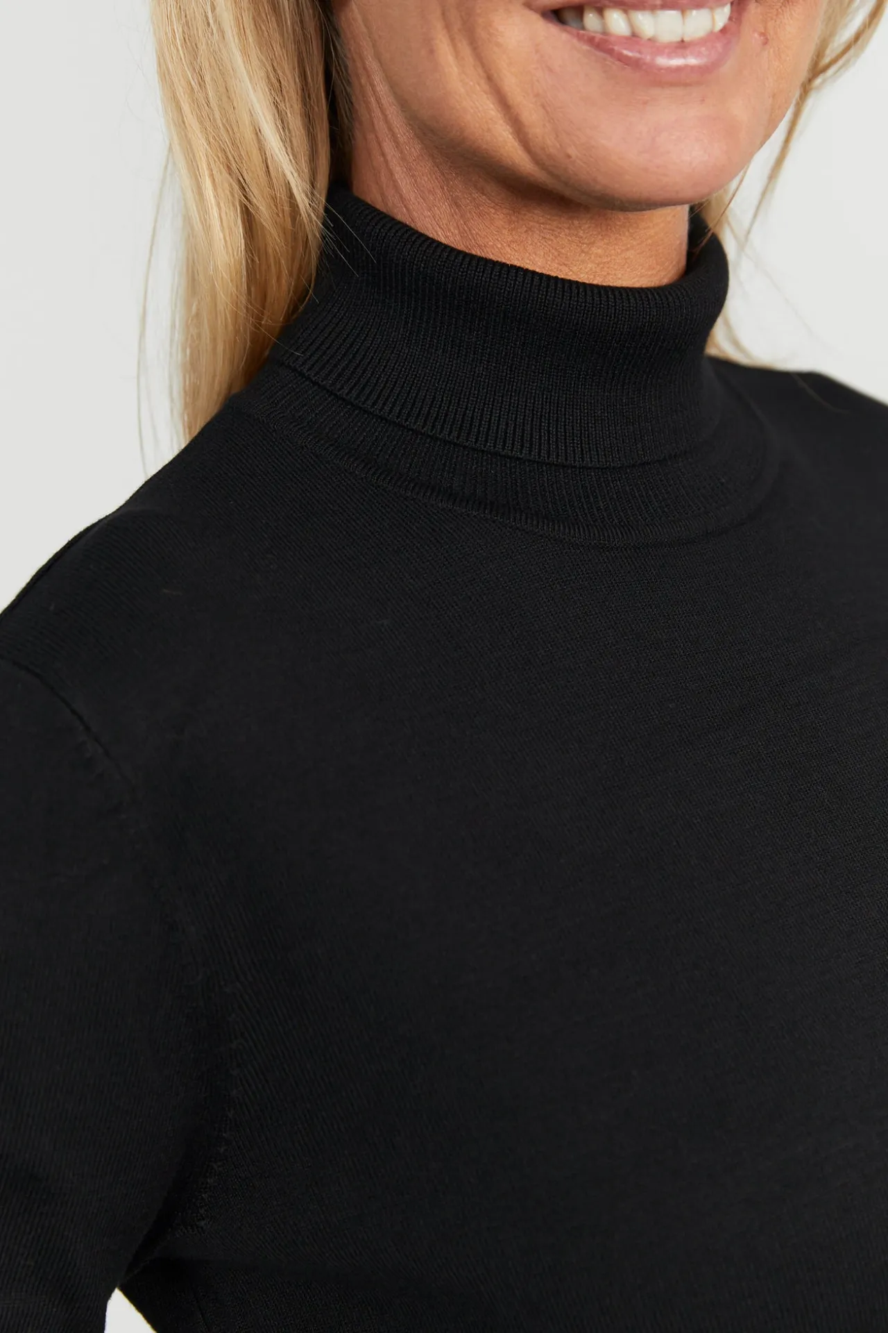 rullekrave_pullover__blac_1.webp Rullekrave Pullover - Black