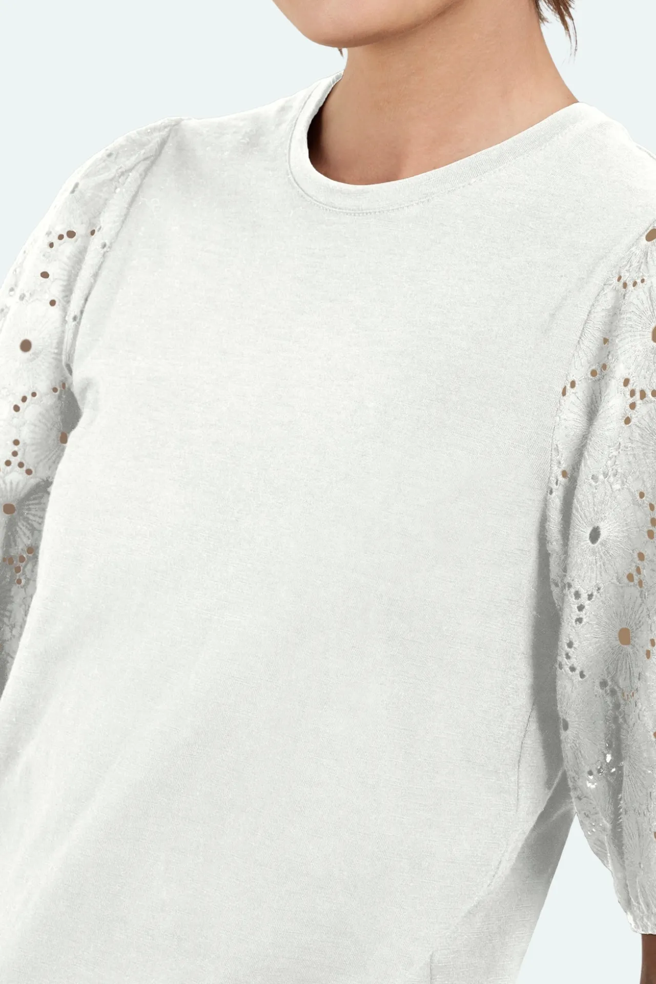 tshirt__rhvid__puffede_sk_1.webp T-shirt - Råhvid - Puffede skuldre