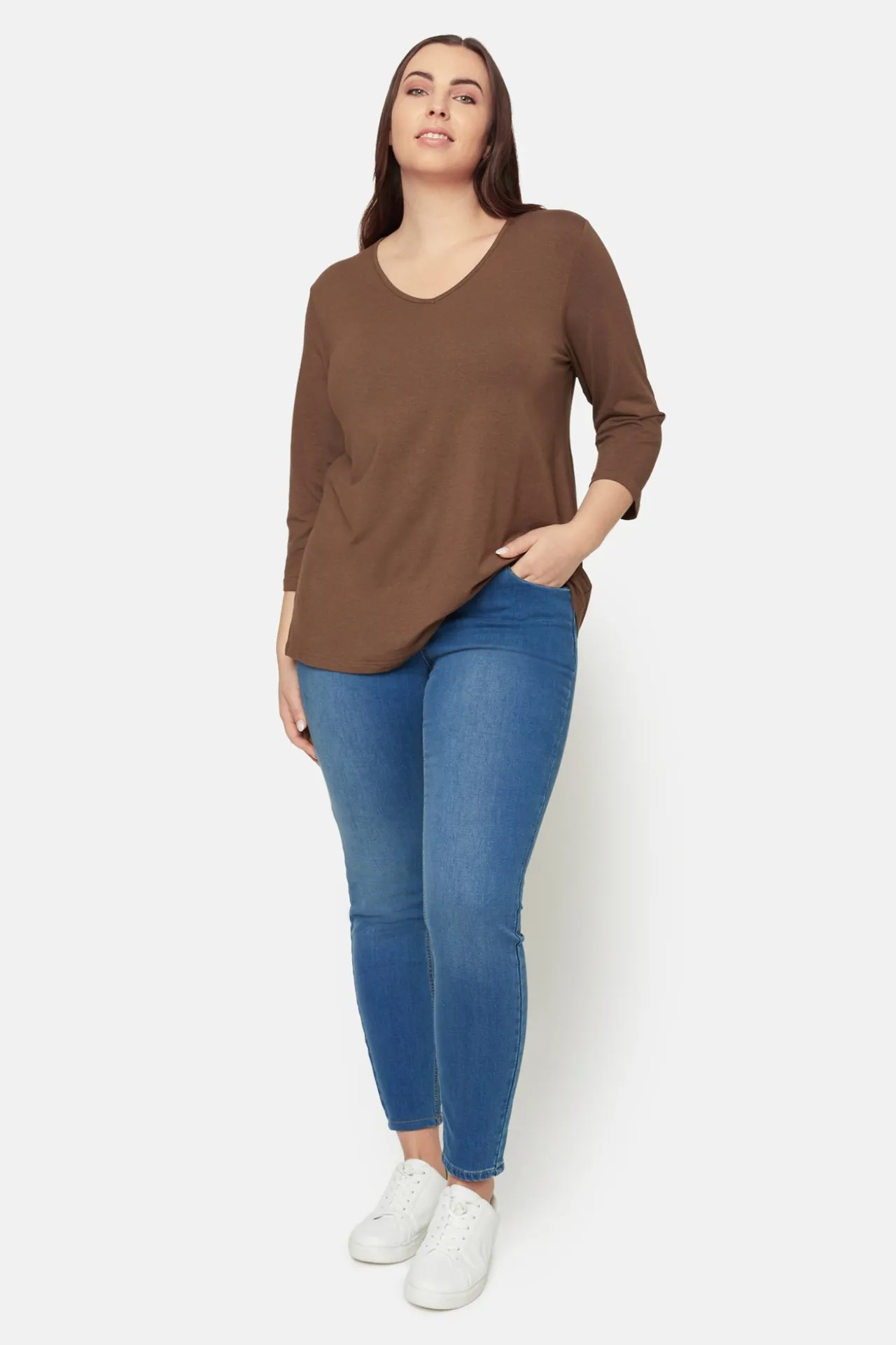 basis_tshirt_i_afacon_med_2-8.webp Basis T-shirt I A-facon Med 3/4 ærmer - Chocolate Martini