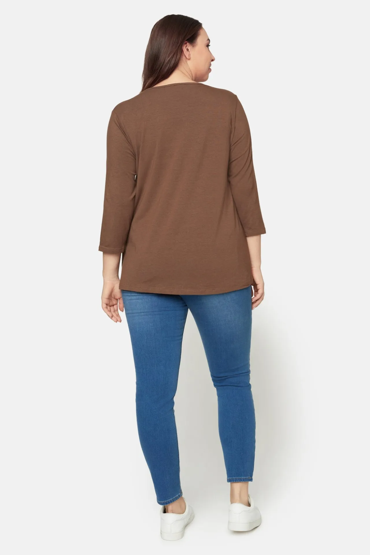 basis_tshirt_i_afacon_med_3-8.webp Basis T-shirt I A-facon Med 3/4 ærmer - Chocolate Martini