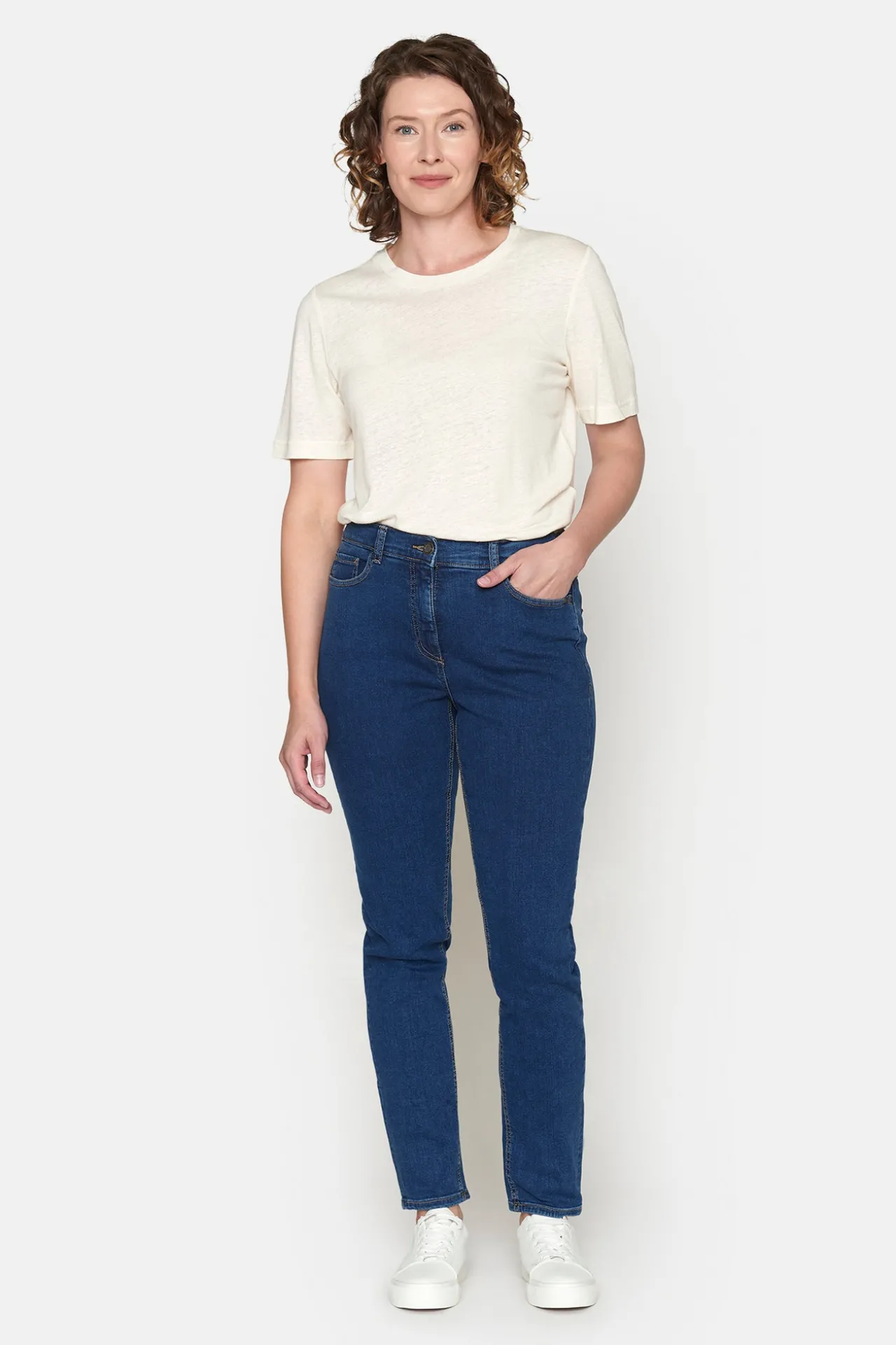 elisabeth_jeans__blue_den_2.webp Elisabeth Jeans - Blue denim - Curvy fit