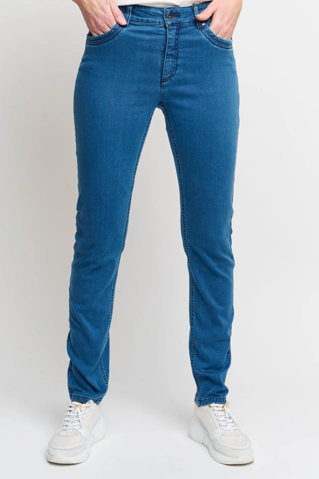 jeans_jane__blue_sky_0.webp Jeans Jane - Blue Sky