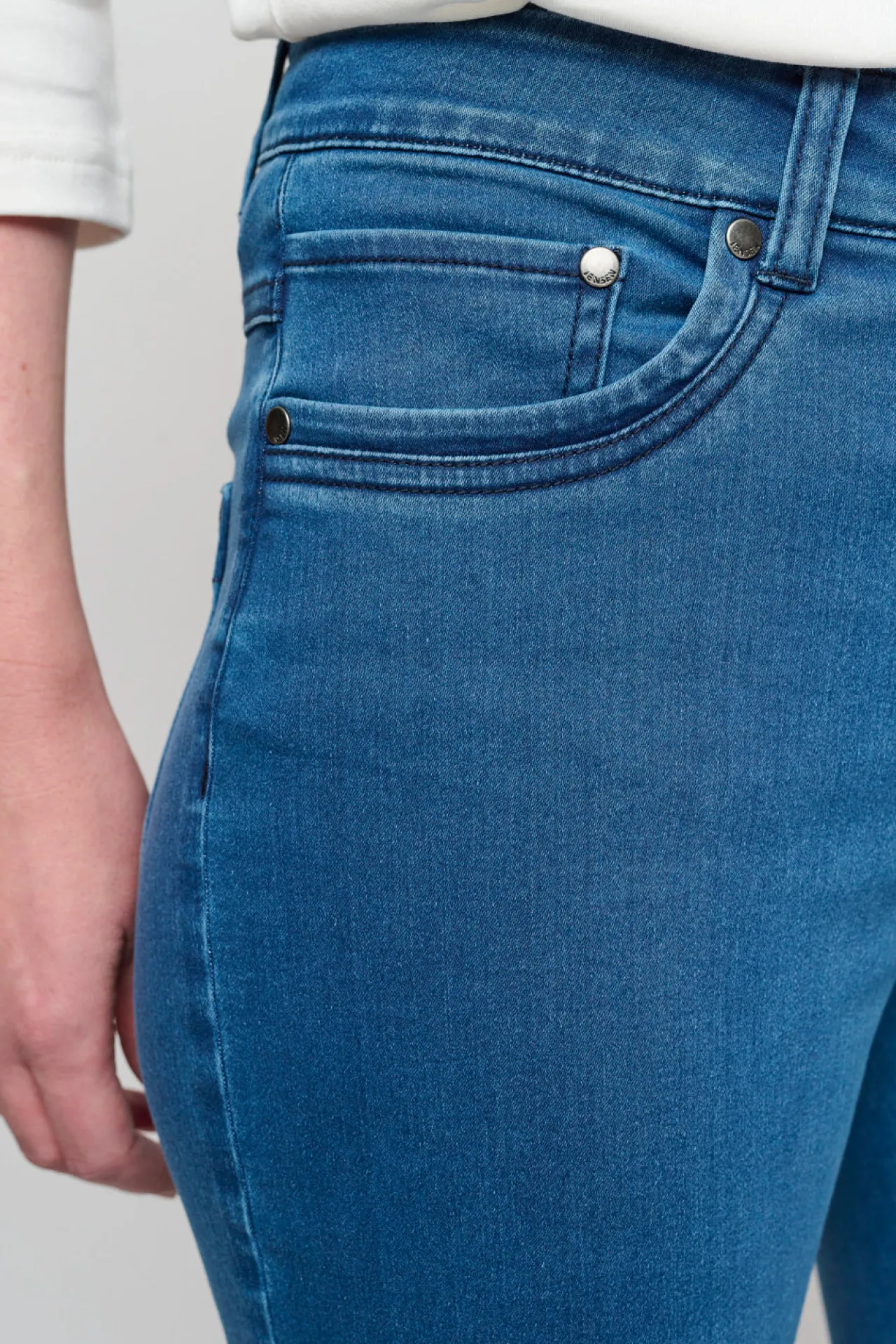 jeans_jane__blue_sky_1.webp Jeans Jane - Blue Sky