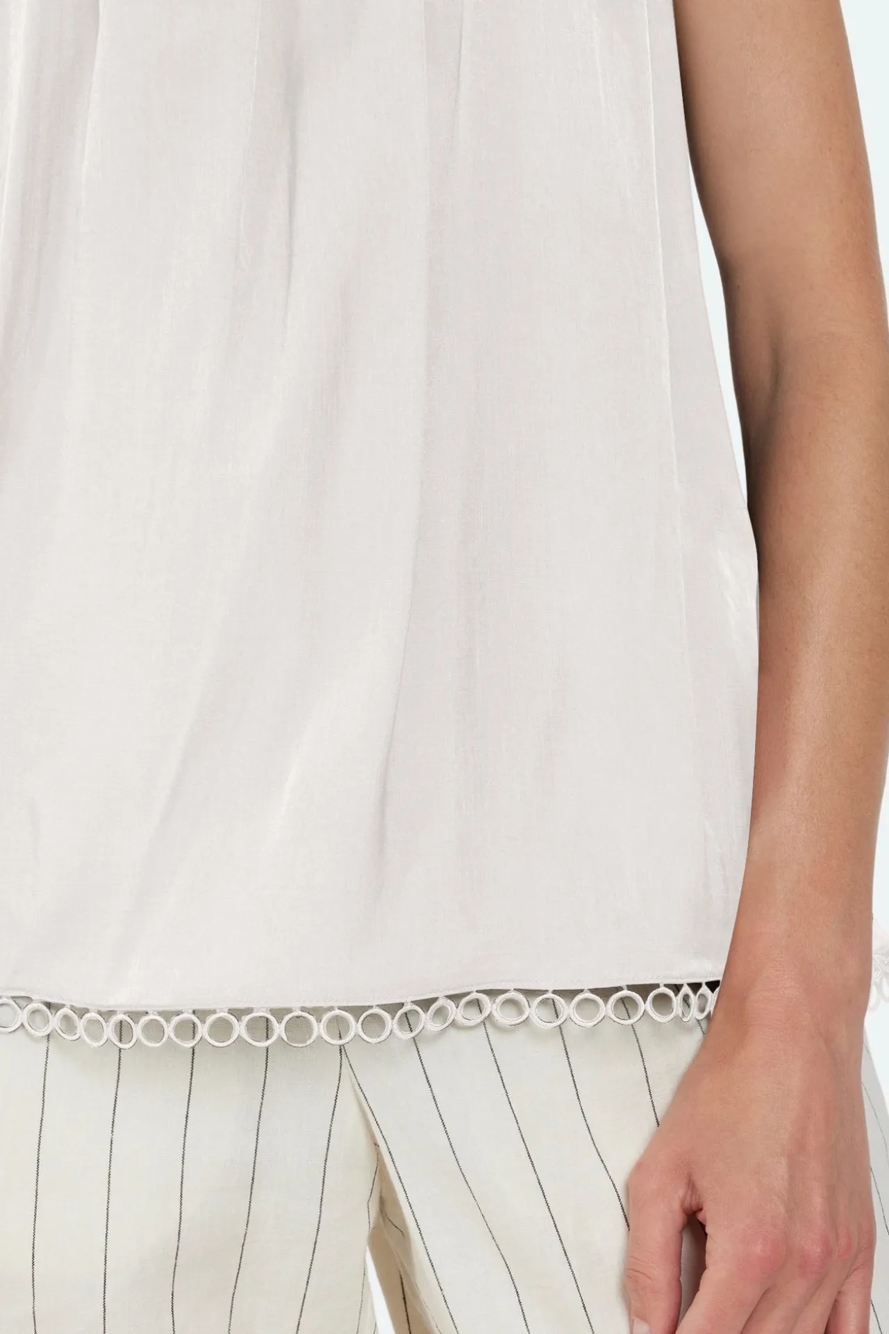 top__rhvid__blondedetalje_2.webp Top - Råhvid - Blondedetaljer
